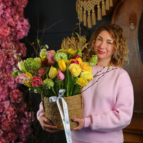 Корзина с цветами "Женский восторг"