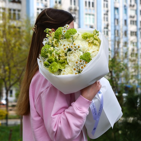 Букет з півоніями, ромашкою, матіолою, еустомою "Свіжий подих"