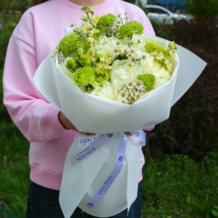 Букет з півоніями, ромашкою, матіолою, еустомою "Свіжий подих"