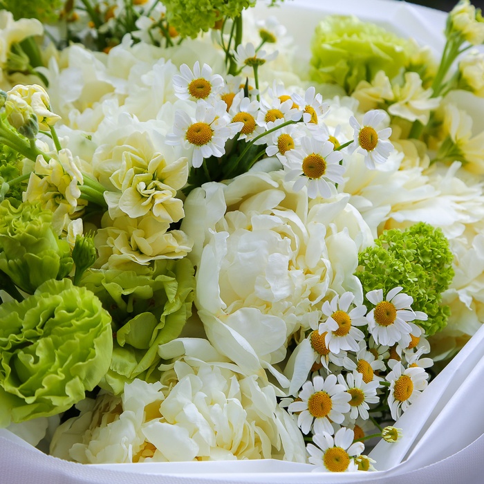 Букет з півоніями, ромашкою, матіолою, еустомою "Свіжий подих"