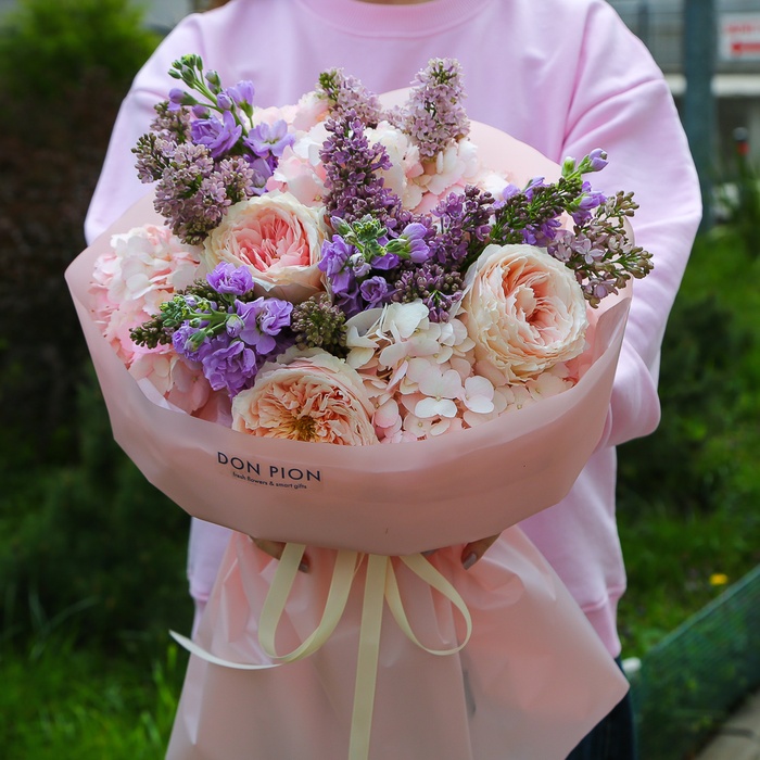 Букет з гортензією, трояндою, матіолою, бузком "Квітковий поцілунок"