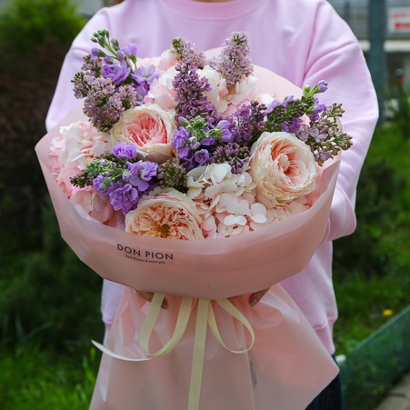 Букет з гортензією, трояндою, матіолою, бузком "Квітковий поцілунок"