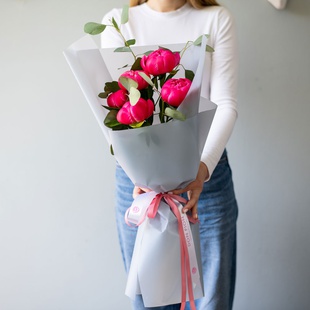 Букет 5 коралловых пионов