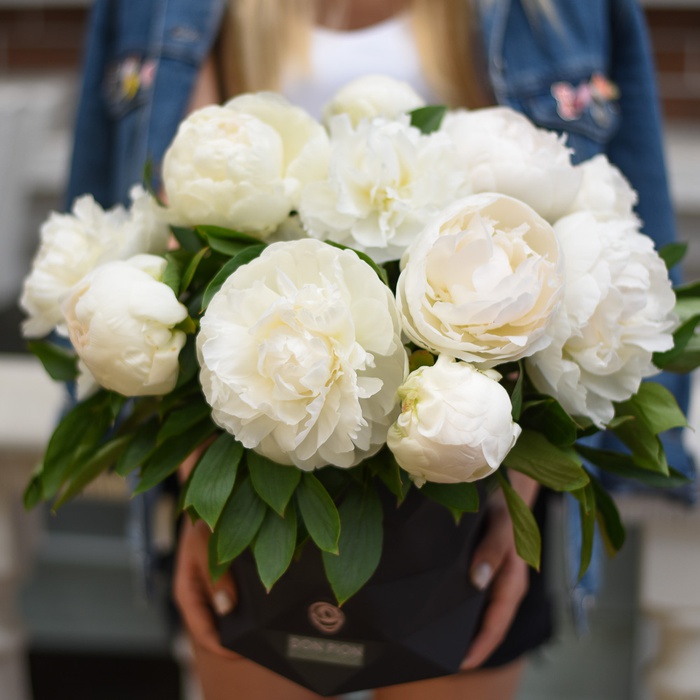 Цветы в полигональной вазе "Белые пионы"