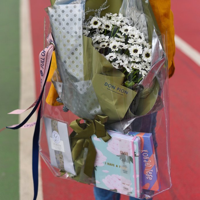 Цветы в сумке "Хризантема Сантини"