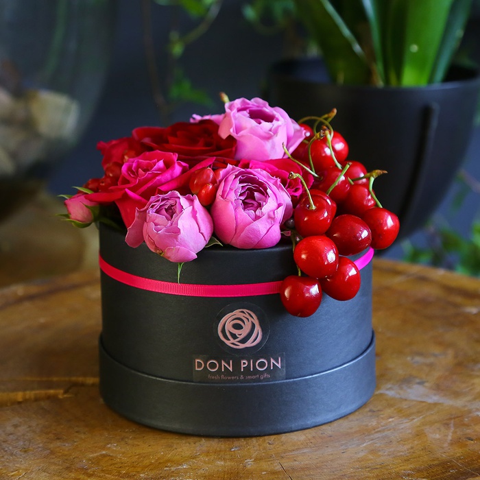 Цветы в коробке "Сочная ягода"