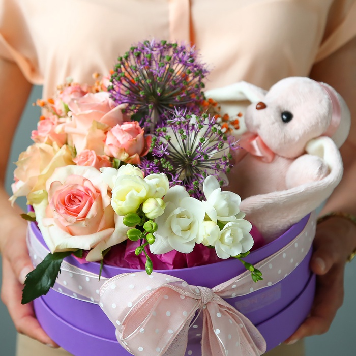Цветы в коробке с мягкой игрушкой "Розовый зайка"