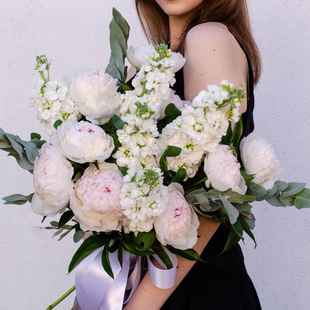 Букет з півоній та матіоли "Літній сон"