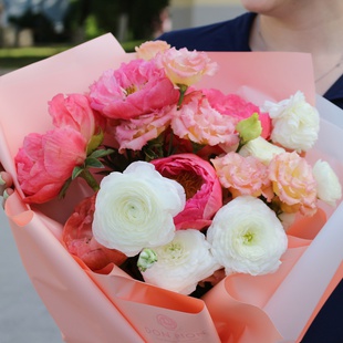 Букет з півонії та еустоми "Натхнення"