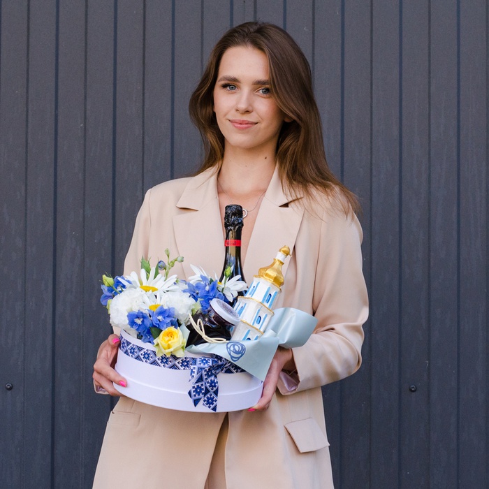 Подарочный набор с цветами и свечей "С Украиной в сердце"