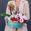 Подарочный набор с цветами и клубникой "Сладкие надежды"