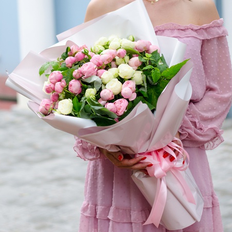 Букет з 11 біло-рожевих піоноподібних троянд