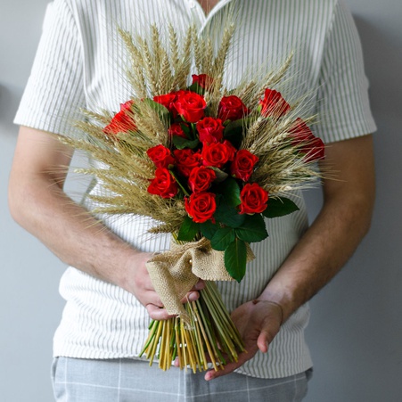 Букет 35 красных роз Эль Торо с пшеницей