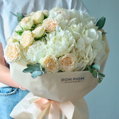 Букет з гортензії, півонії та кущової троянди "Елегантність у білому"