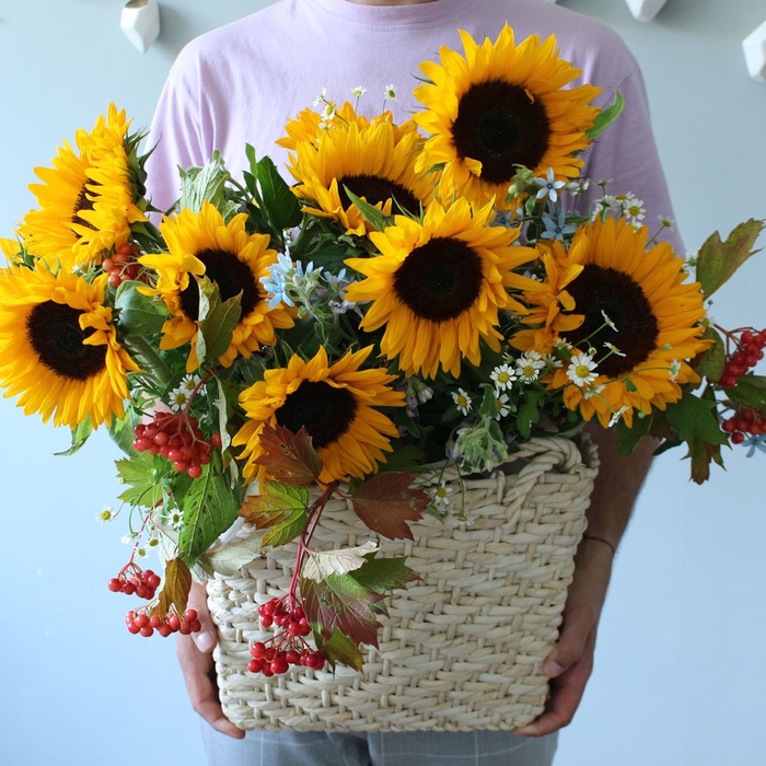 Квіти в плетеній сумці "Соняшники та калина"