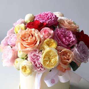 Разноцветные розы в коробке