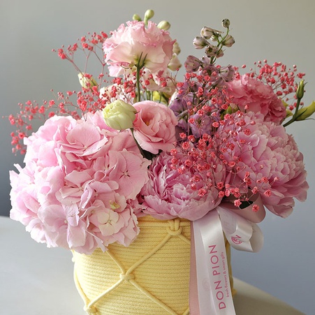 Цветы в корзинке "Розовый акцент"