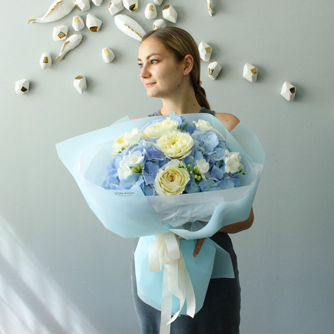 Букет з гортензії, фрезії та троянди "Блакитна вуаль"