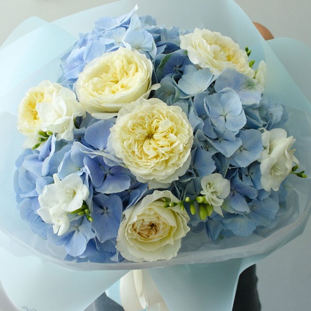 Букет из гортензии, фрезии и розы "Голубая вуаль"