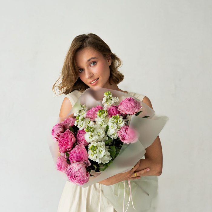 Букет из маттиолы и пионов "Нежное признание"