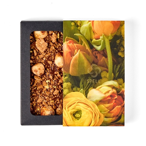 Плитка з солоною карамеллю, пластівцями і фундуком від Spell