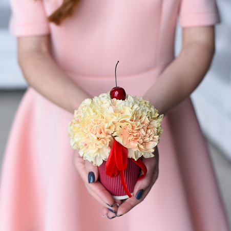 Композиция гвоздика в стакане "Любимой вишенке"