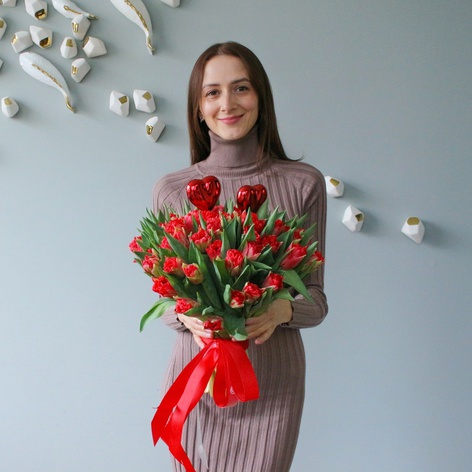 Букет 51 червоних дабл тюльпанів «З любов'ю»