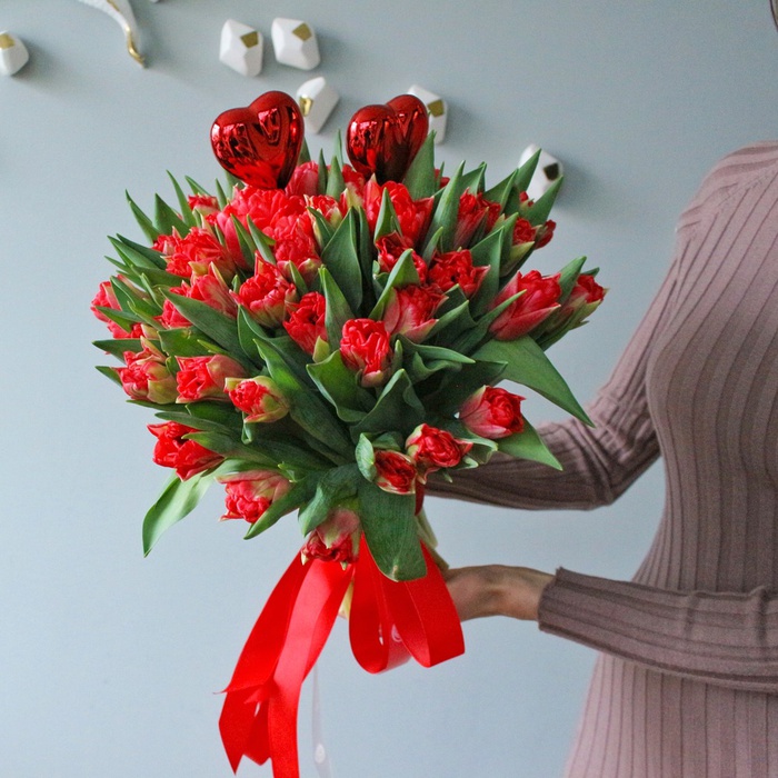 Букет 51 червоних дабл тюльпанів «З любов'ю»