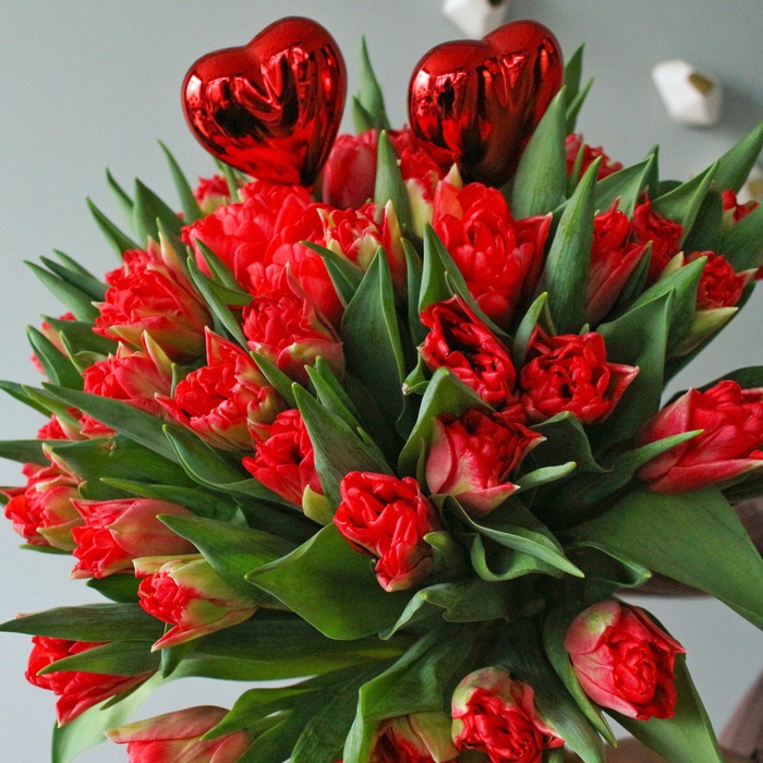 Букет 51 красных дабл тюльпанов «С любовью»