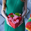 Цветы в коробке в форме сердца "Сердечный комплимент"