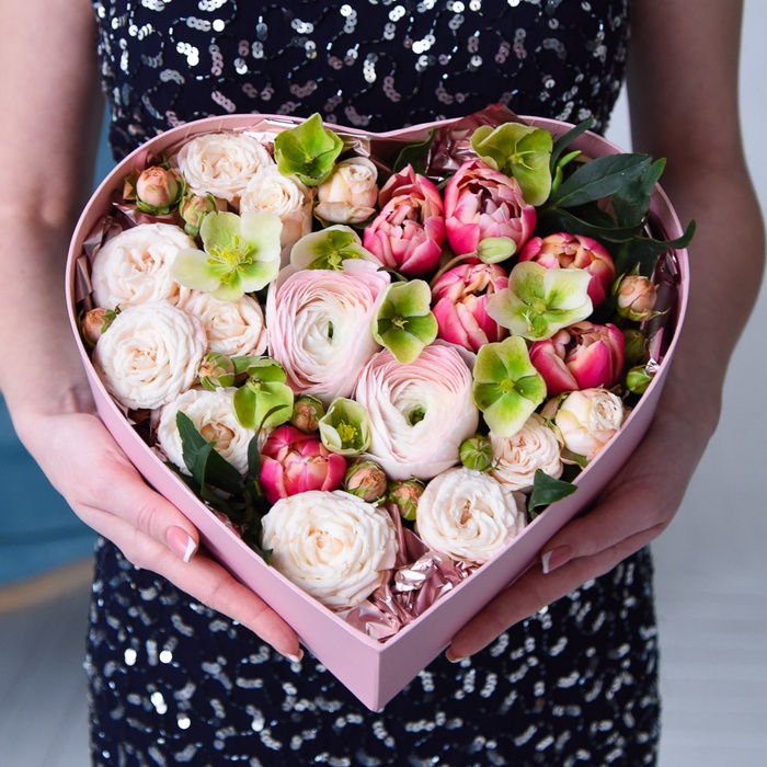 Цветы в коробке в форме сердца "Романтика"
