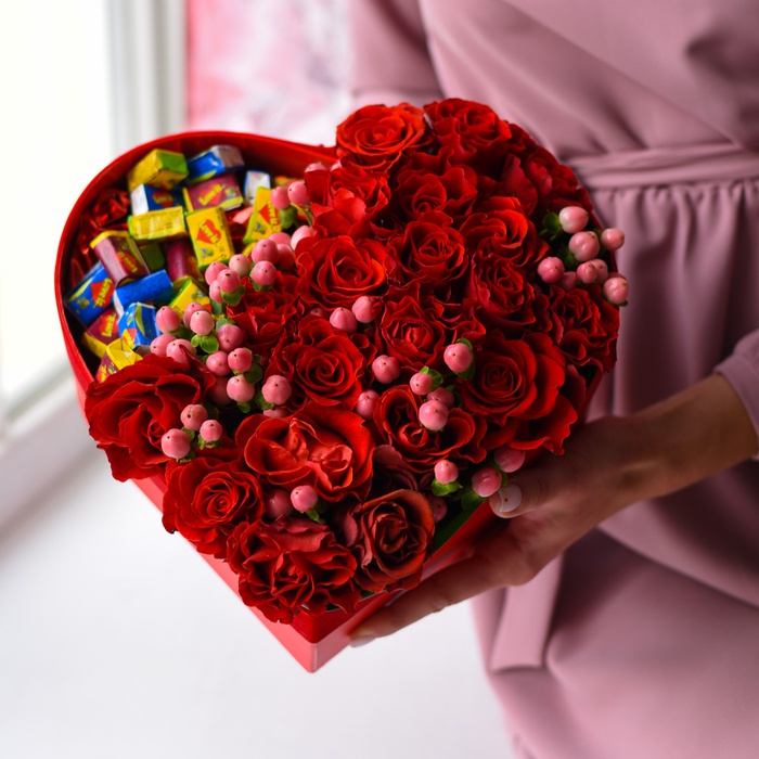 Цветы в коробке "Красное сердце из роз Love is"
