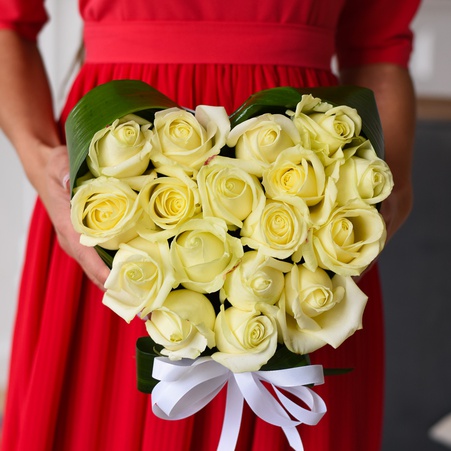 Квіти в коробці "Біле серце з троянд Аваланч"