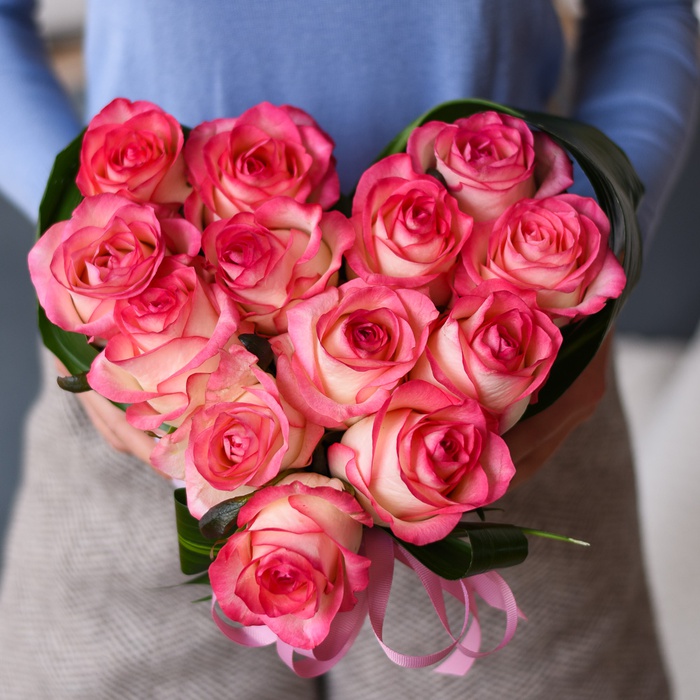 Цветы в коробке "Сердце из роз Джумилия"