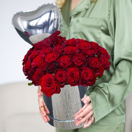 Цветы в коробке "Сердце из роз Love is"