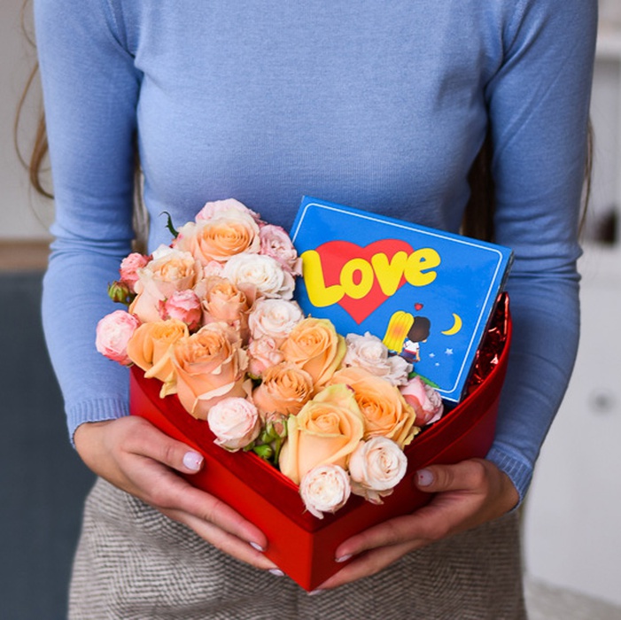 Цветы в коробке "Сердце из роз Love is"