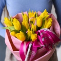 Букет жовтих тюльпанів з малиновою хусткою