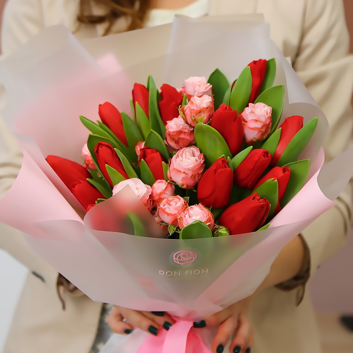 Букет з троянд і тюльпанів
