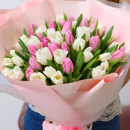 Букет біло-рожевих тюльпанів