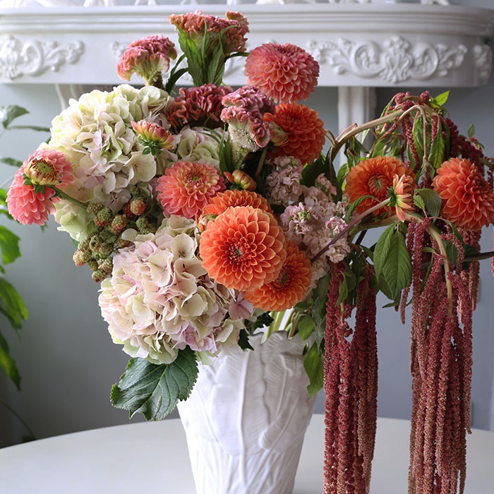 Интерьерная композиция в вазе "Багровые сны"