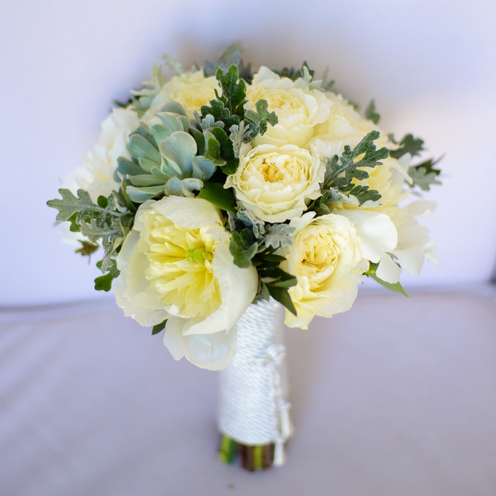 Букет нареченої з троянд "Білосніжна класика"