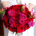 Букет нареченої з яскравих троянд