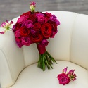 Букет нареченої з яскравих троянд