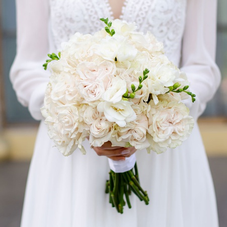 Букет нареченої з білих троянд та фрезії "Біла гармонія"