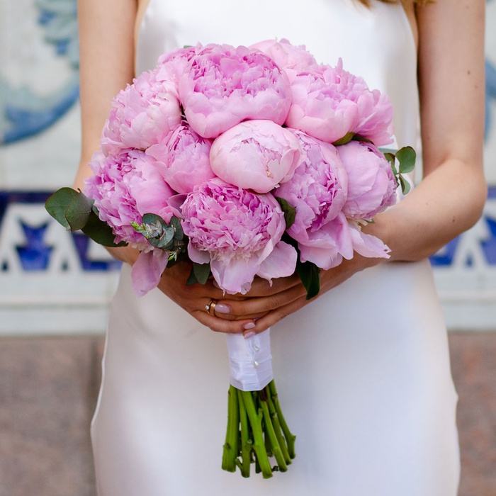 Букет невесты из розовых пионов и эвкалипта