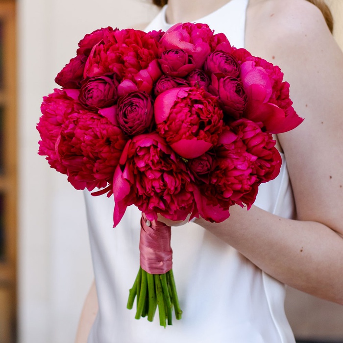 Букет невесты из пионов и розы "Винная грация"