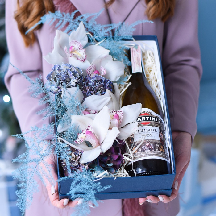 Подарунковий набір з квітами і вином "Витончена поєднання"