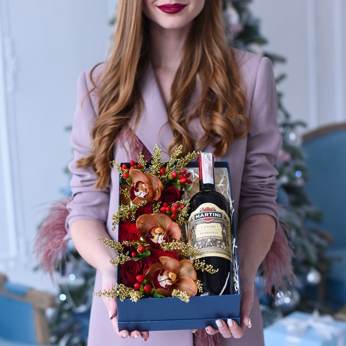 Подарочный набор с цветами и вином "Праздничное сочетание"