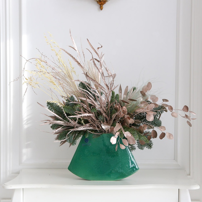 Квіти у зеленій вазі "Зима в будинку"