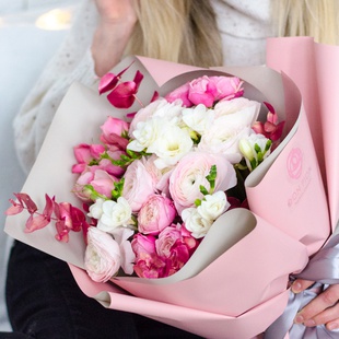 Букет из фрезии и ранункулюса "Трепет сердца"